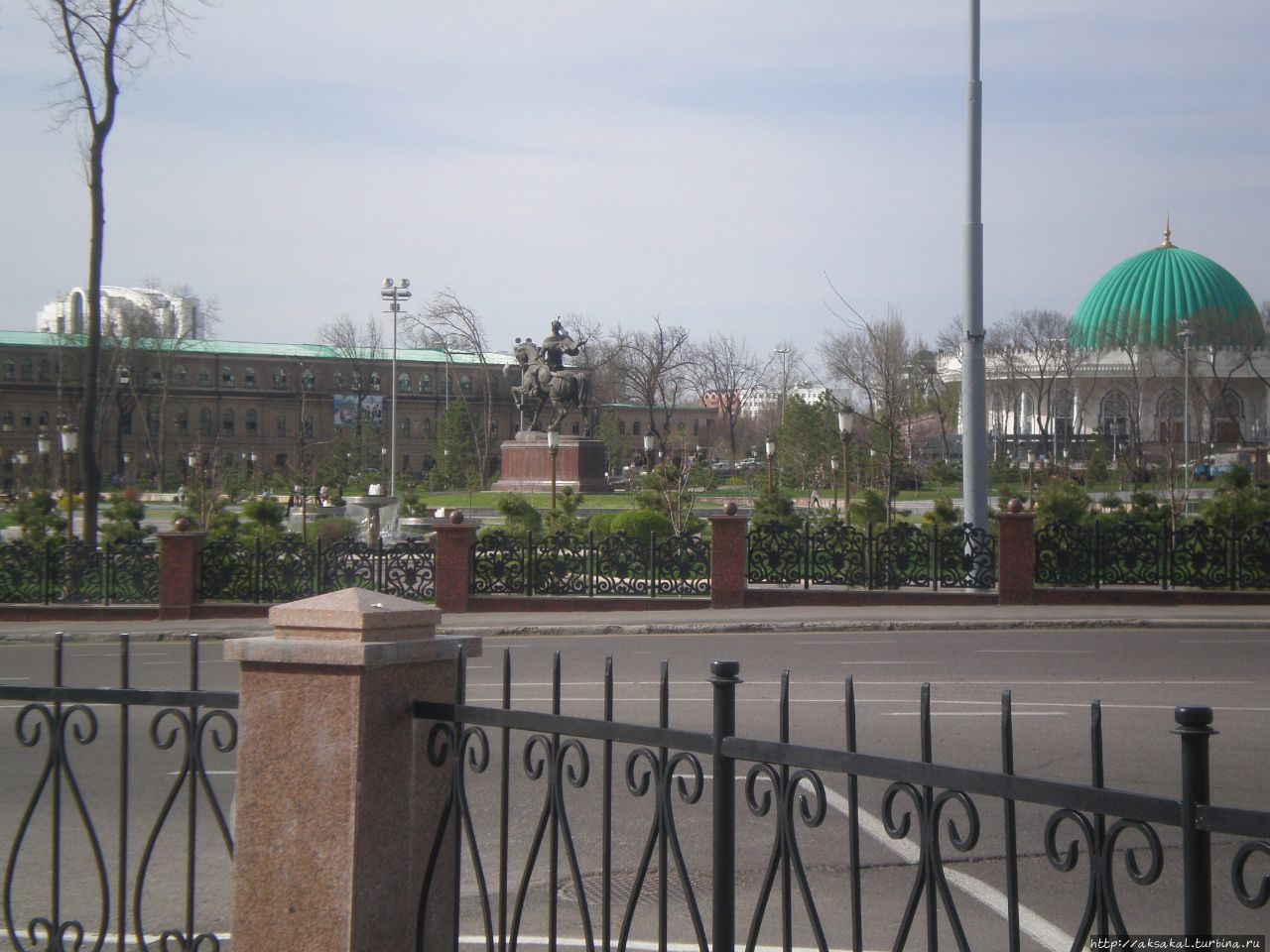 Сквер осиротел без столетних чинар и дубов. Ташкент, Узбекистан