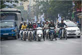 На этом фото — типичная уличная картина города. Сейчас все эти мотоциклисты одновременно нажмут на газ. Облака выхлопных газов — не миновать...