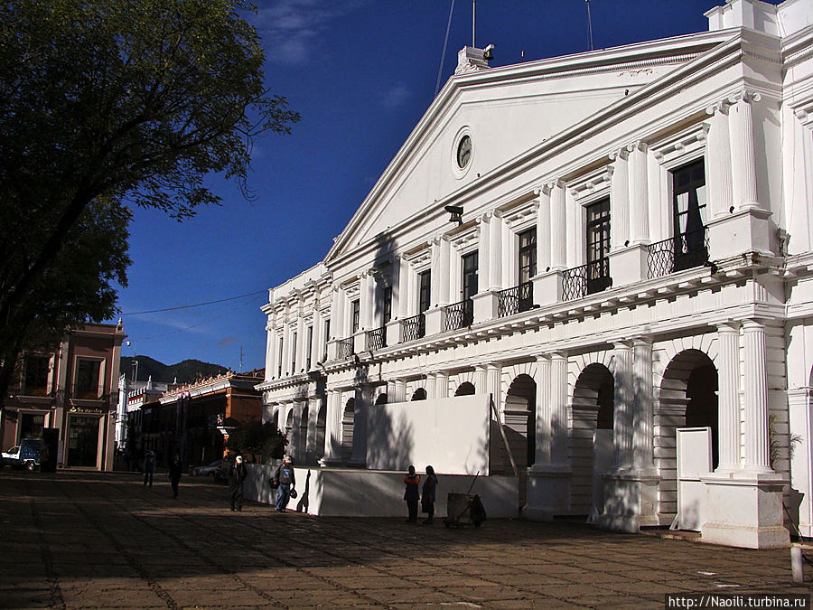 Здание администрации днем Здание администрации днем