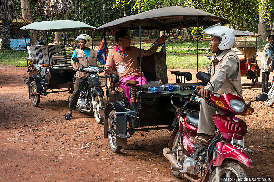В ожидании своих туристов, которые отправились осматривать храмы Ангкор (столица государства кхмеров), Камбоджа