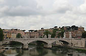 Мост Ponte Sant’ Angelo. 
На мосту установлены 10 статуй ангелов, которые символизируют страсти Христовы. Установлены в 1667-1669 гг.