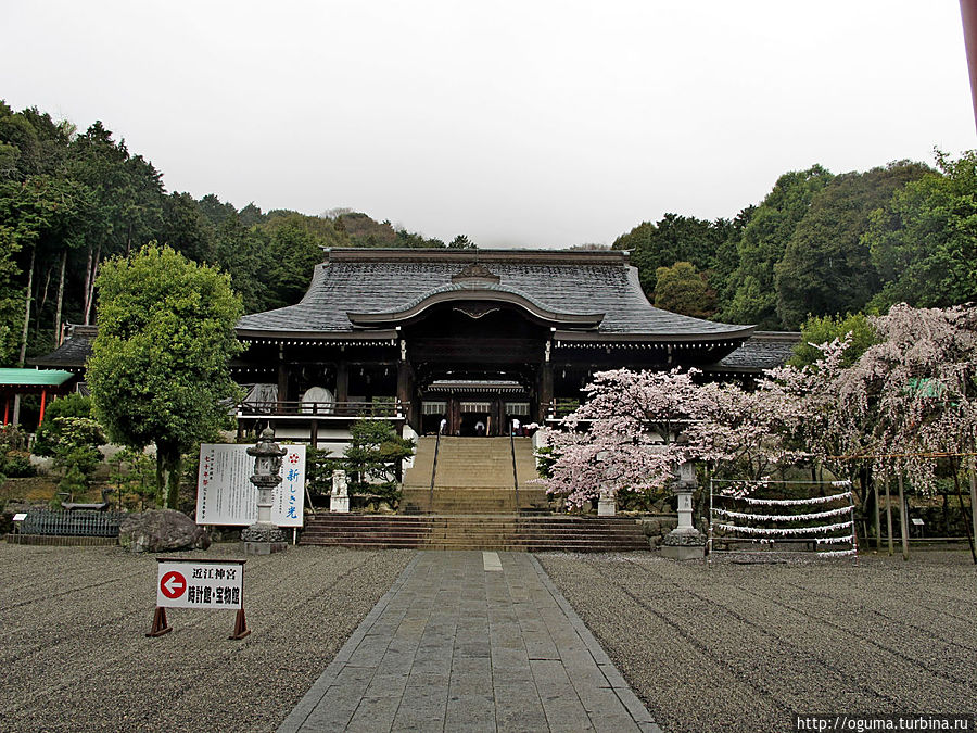 У главного храма. Слева виден указатель на музей часов. Оцу, Япония