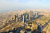 С высоты хорошо видно, как Дубай отвоевывает земли у пустыни, застраивая их высокими небоскребами.