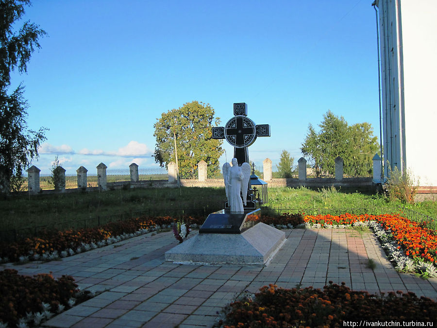 Могила протоиерея Михаил Яворского, трагически погибшего в 2004 году.