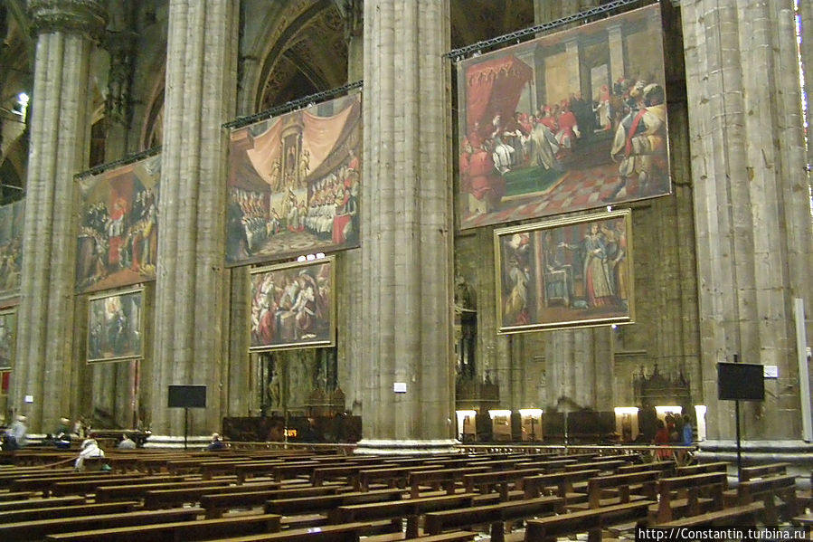 На картинах внутри собора представлены эпизоды из жизни священнослужителей. Милан, Италия