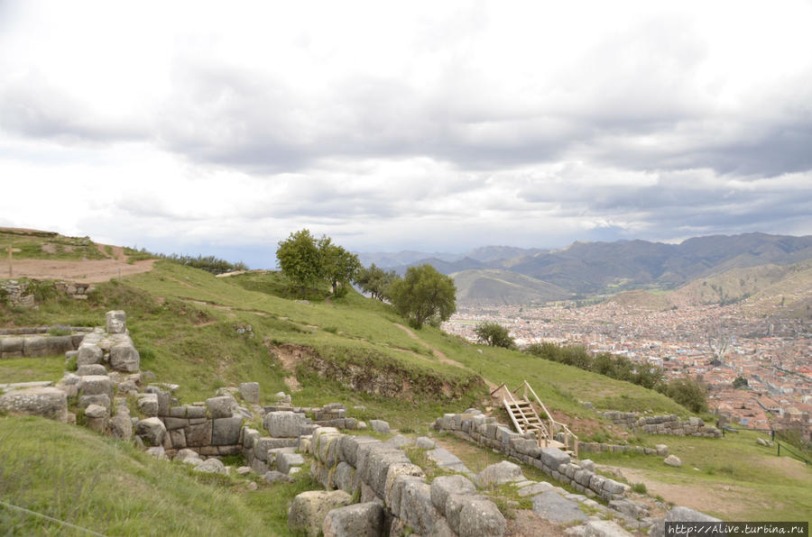 Вид со стены крепости Саскайхуаман, стоящей а защите города Куско внизу её Перу