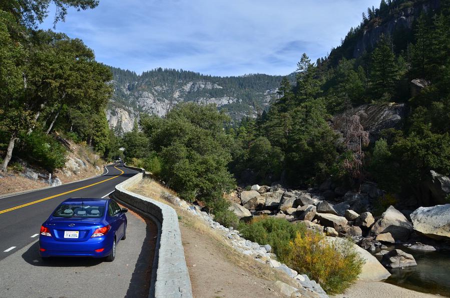 Начались горные дороги вдоль русла реки Мерсед Йосемити Национальный Парк, CША