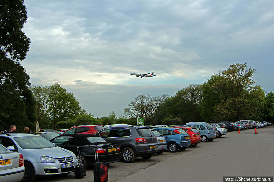 перед отелем часто можно наблюдать садящиеся самолеты, но шума нет Гатвик аэропорт, Великобритания