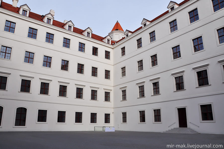 Внутренний двор замка довольно аскетичен и пуст, без всяких средневеково-готических выкрутасов. Братислава, Словакия