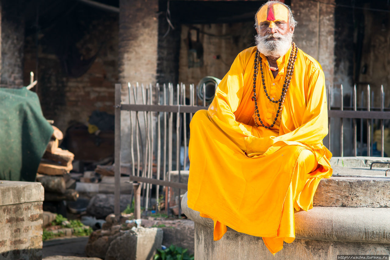 Садху часто носят одежды цвета охры, которые символизируют отречение. Катманду, Непал