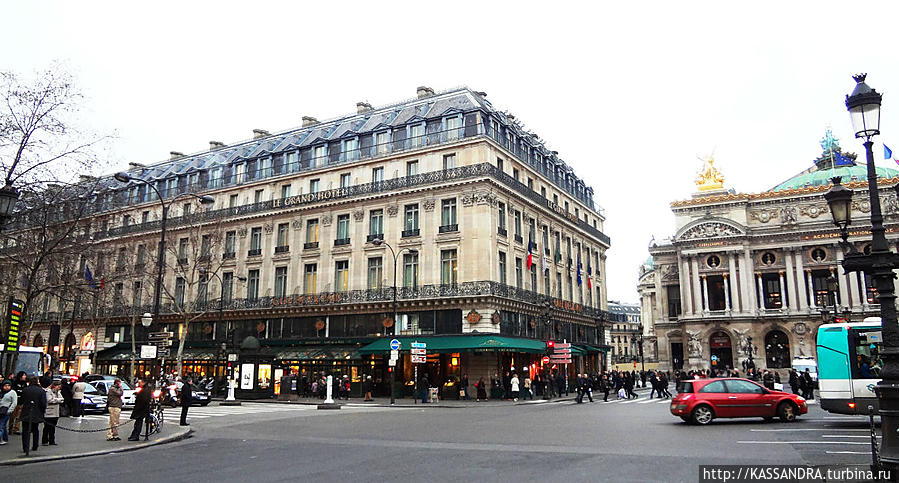 Справа дворец Гарнье. На площади перед оперой планируется установить памятник Сергею Дягилеву. Париж, Франция