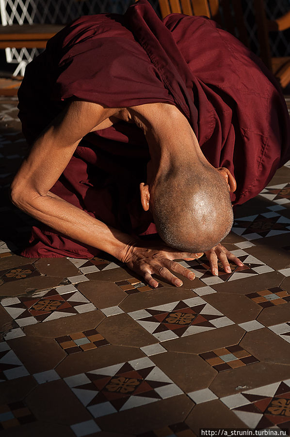 В храме духа своего Янгон, Мьянма