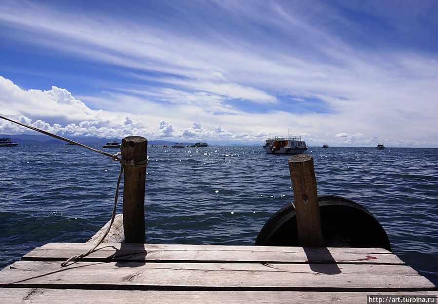 Совсем другим открывается озеро со стороны уже боливийской Копакабаны.
Если у Пуно озеро мелководное и заросшее тростником, то здесь — это просто море, глубокое и темно-синее. Совсем другим открывается озеро со стороны уже боливийской Копакабаны.
Если у Пуно озеро мелководное и заросшее тростником, то здесь — это просто море, глубокое и темно-синее.