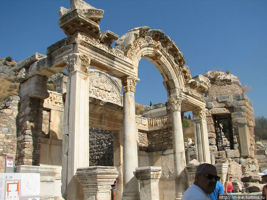 Храм Адриана Эфес античный город, Турция