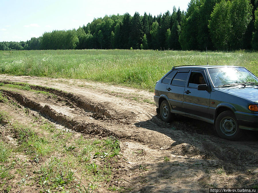 Дождей давно не было и мы рискнули проехать напрямую, по летней заброшенной дороги. Дождей давно не было и мы рискнули проехать напрямую, по летней заброшенной дороги.