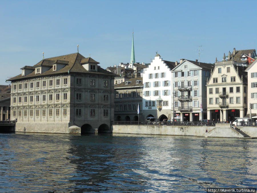 Городская Ратуша в стиле позднего ренессанса (1698 г) выполнена из тесанного камня. Цюрих, Швейцария