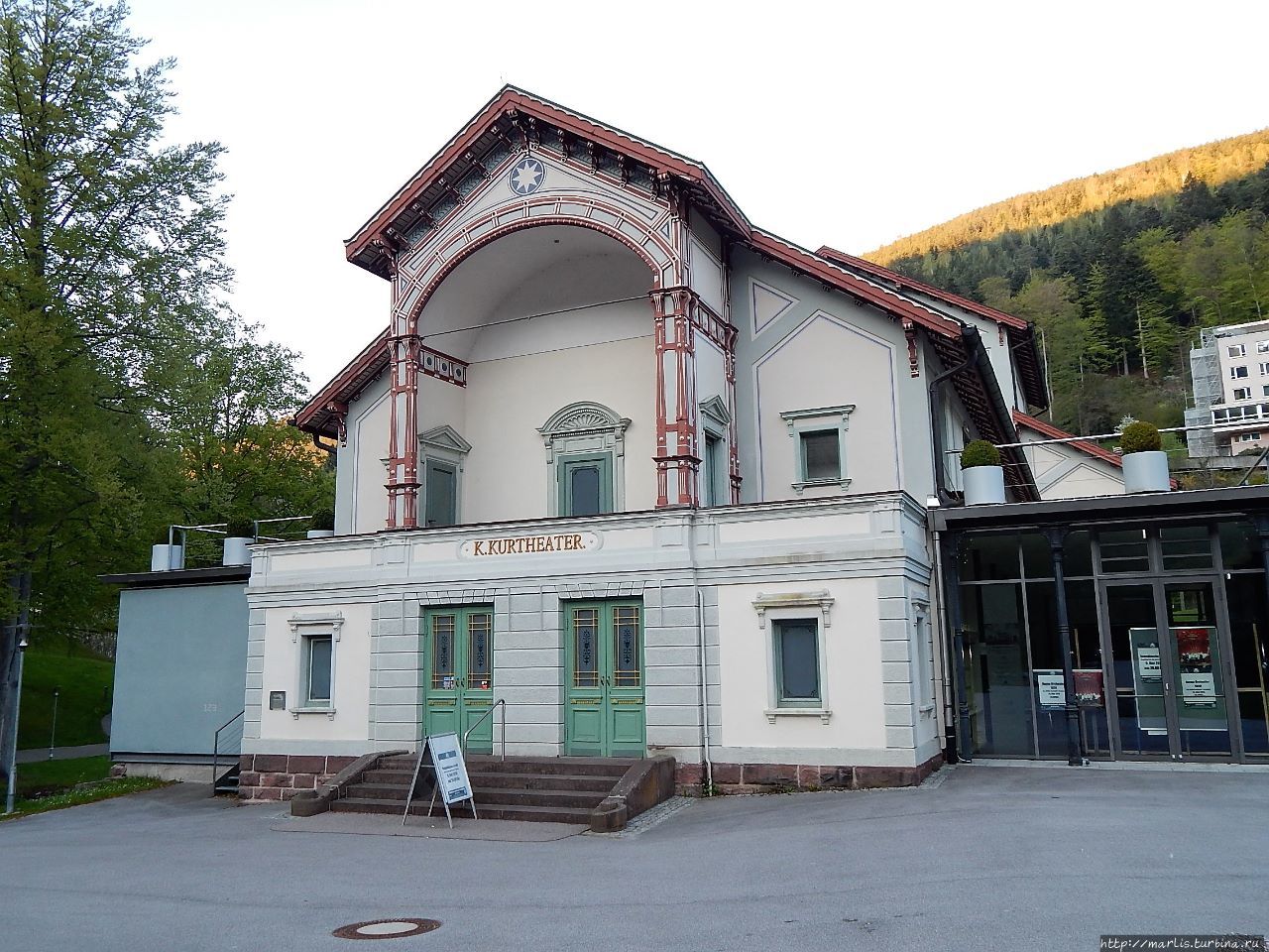 Королевский курортный театр в курпарке, постройка 1865 года, отреставрирован в 2000 году. В нем проходит летний оперный фестиваль Россини Бад-Вильдбад, Германия