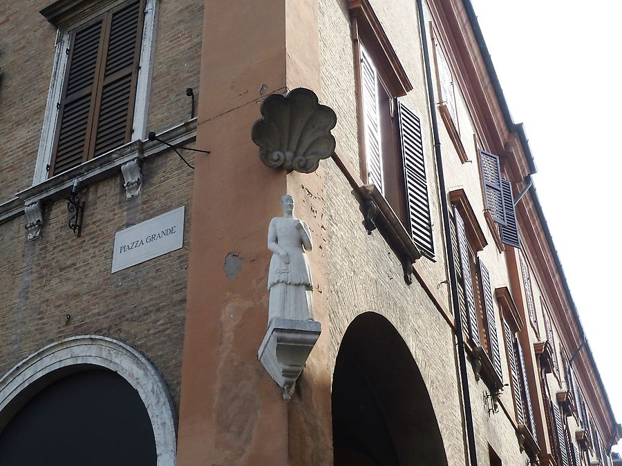Найти женщину с гранатом Модена, Италия