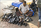 Уличный мастер по ремонту обуви. Зачем какие-то киоски — садись вот так запросто на землю под деревом и занимайся привычным и нужным делом, получая взамен честно заработанные рупии...
*