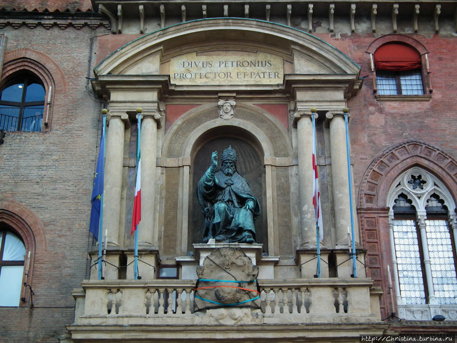 Палаццо Комунале (Palazzo Comunale). Под входным порталом дворца помещена статуя Григория XIII (конец XVI в.). Именно этот болонский папа повел реформу календарной системы. В честь него новый календарь был назван григорианским. Болонья, Италия