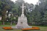 Воссозданный в 1995 году памятник погибшим за независимость Литвы на бывшей братской могиле.