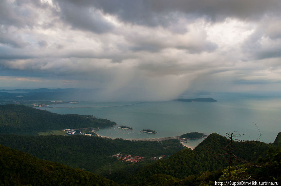 Вдали видно как идет дождь Лангкави остров, Малайзия