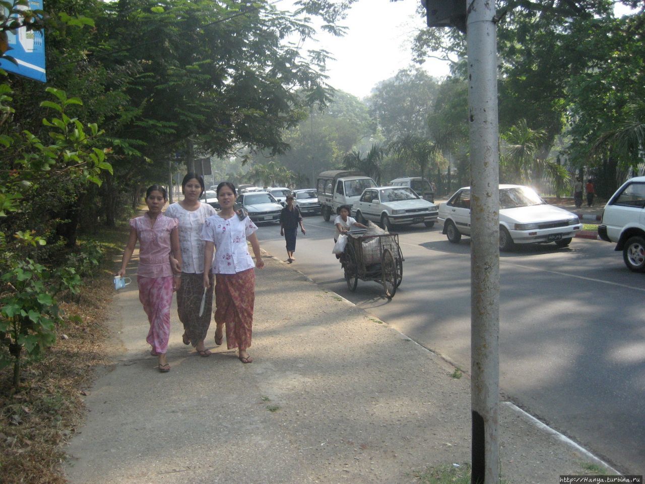 Женщины в Янгуне Янгон, Мьянма