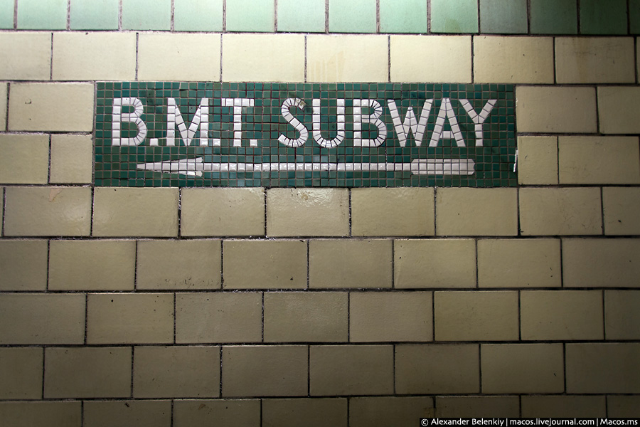 Старый указатель перехода с одной системы метро на другую. Сейчас метрополитен управляется одной компанией, и эти две системы, насколько возможно, объединили переходами. Нью-Йорк, CША