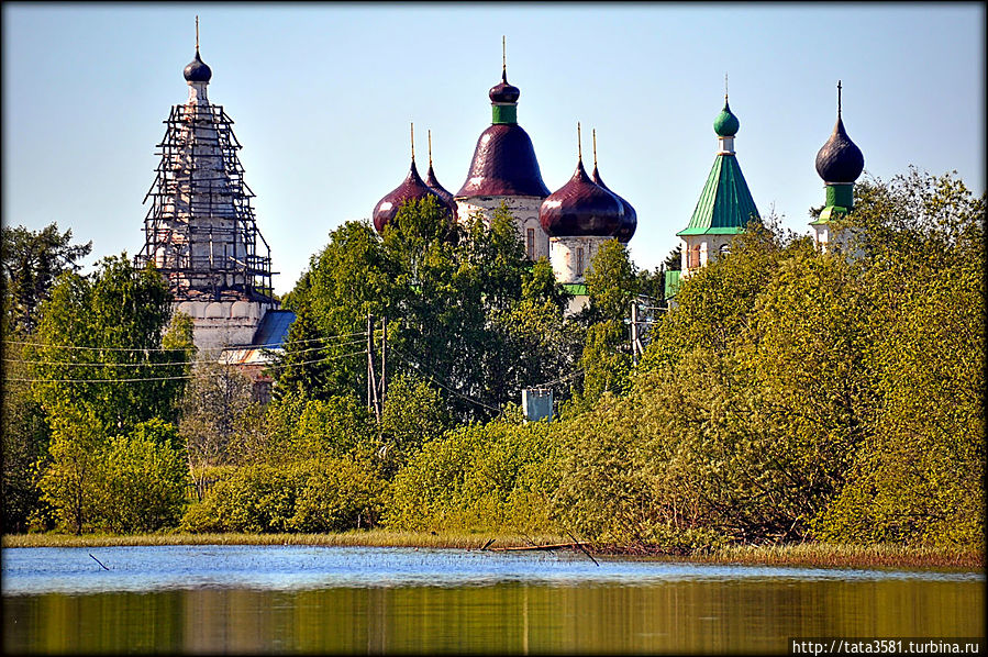 Монастырь на острове Михайловского озера Холмогоры, Россия
