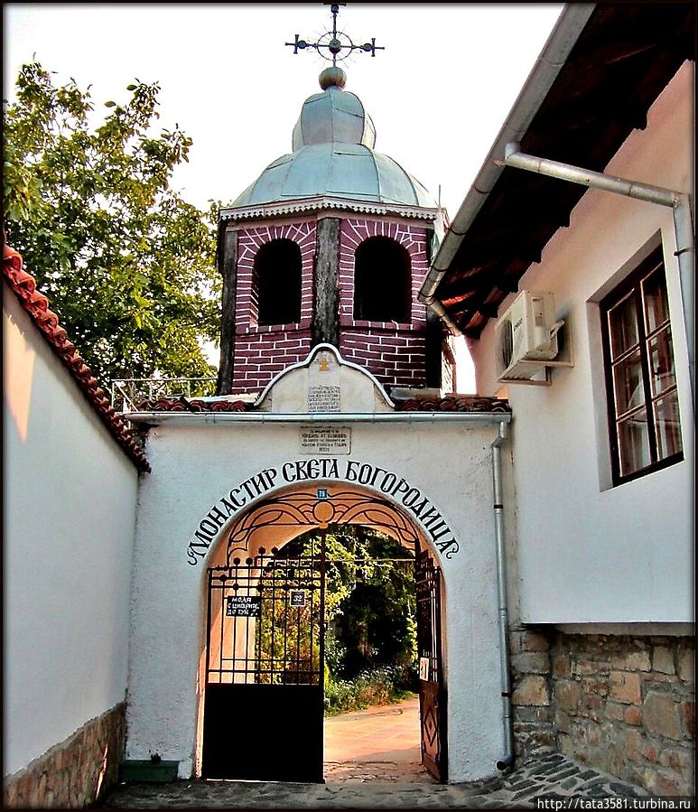 Монастырь Пресвятой Богородицы. Предание относит начало истории монастыря ко времени основания Второго Болгарского царства. Монастырь Пресвятой Богородицы. Предание относит начало истории монастыря ко времени основания Второго Болгарского царства.
