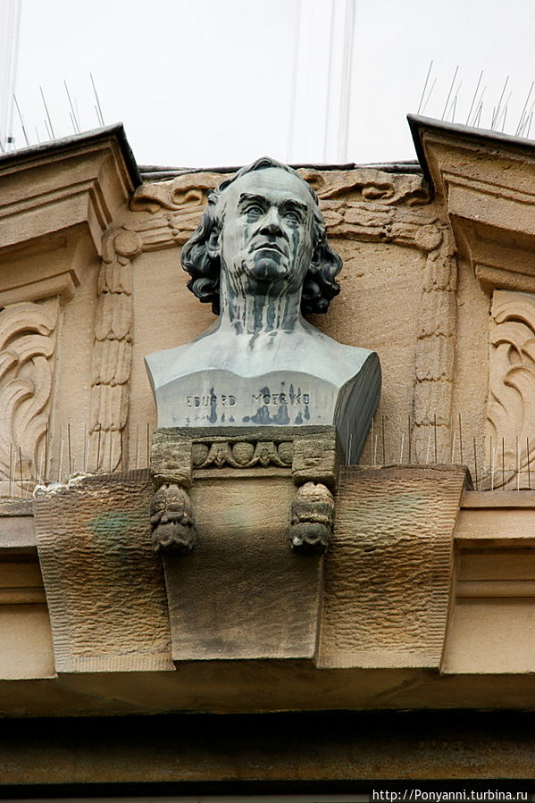 Бюст Мёрике на фасаде дома. Бюст Мёрике на фасаде дома.