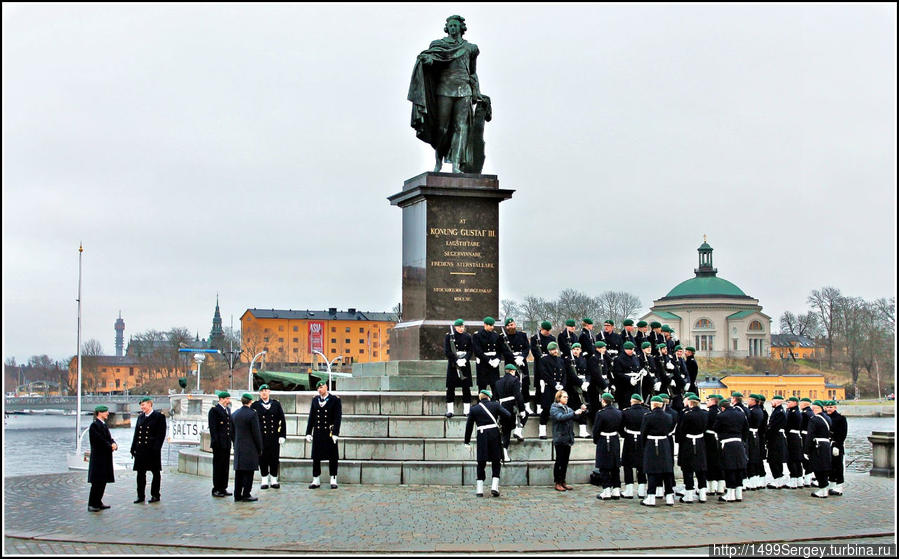 Памятник королю Густаву III в окружении ночного дозора Стокгольм, Швеция