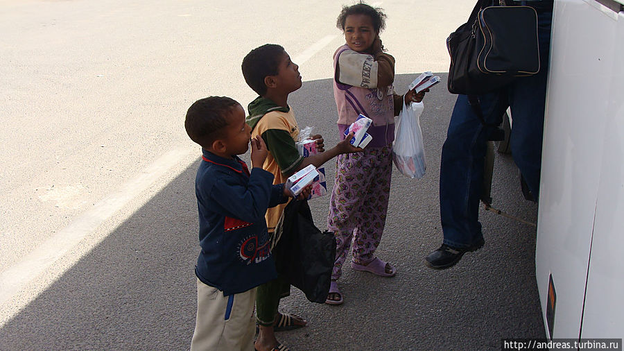 Дети продают салфетки туристам Дети продают салфетки туристам