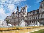 Площадь Отель-де-Виль (фр. place de l’Hôtel-de-Ville). Площадь перед зданием парижской мэрии (или Ратушей) до 1803 года называлась Гревской (place de Grève)