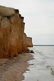 Первый спуск к воде. Песчано-глиняный обрыв,а на берегу бессчетное множество ракушек.