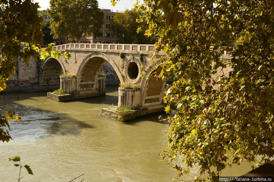 Мост Понте Систо был назван в честь папы Сикста IV, который правил в городе в конце 15-го столетия. Построен между 1473 и 1479 годами вместо старого римского моста, который назывался Мост Аврелия. 
Он имеет четыре арки с большим центральным отверстием (известный как occhialone глаз), его функция — указать любые изменения в уровне воды в реке.
Один из самых оживленных и шумных мостов города, особенно по вечерам, так как он соединяет два важных исторических места Трастевере и Кампо ди Фиори. Рим, Италия