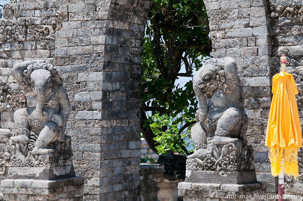 Главный вход в храм охраняет индуистский Бог Ганеш. Бали, Индонезия
