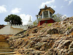 На этой же скале, чуть ниже, находится чисто буддистское святилище со ступой и белоснежным Буддой с правильными чертами лица