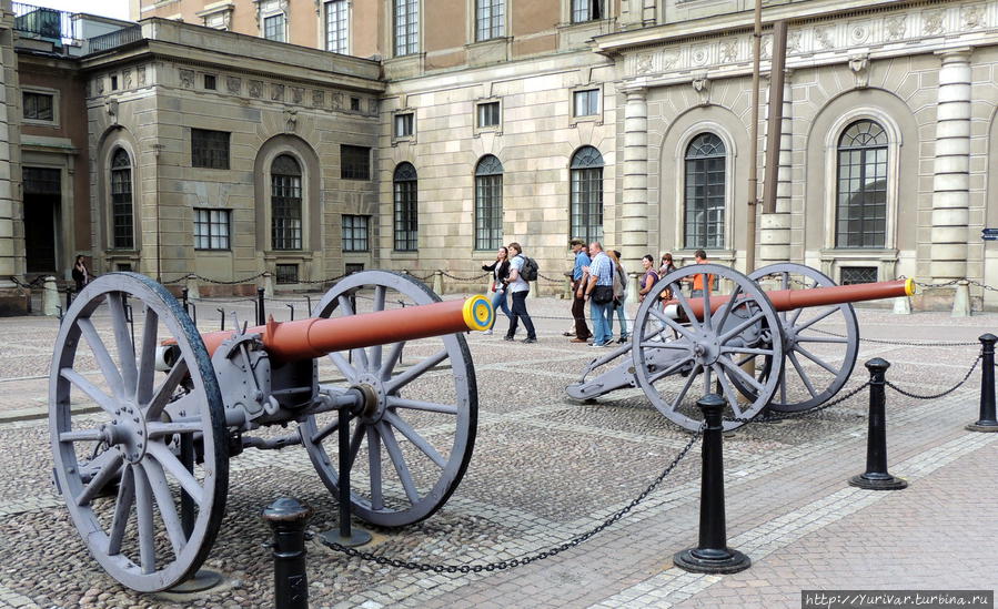 Старинные пушки на Королевской площади Стокгольм, Швеция