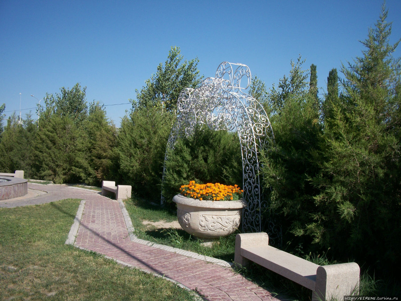 Территория ботанического сада. Тараз, Казахстан