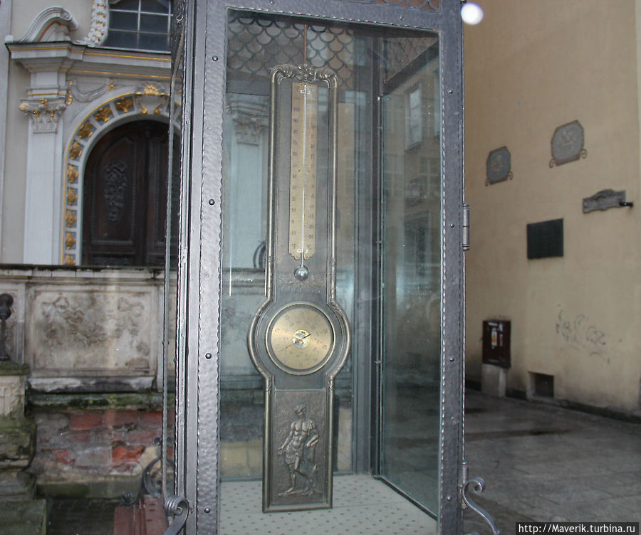 Великий физик Фаренгейт родился 24 мая 1686 года в Данциге. Так раньше назывался Гданьск . Он занимался изготовлением точных метеорологических приборов.
В 1709 году изготовил спиртовой, а в 1714 году- ртутный термометр. Для ртутного термометра Фаренгейт построил шкалу имеющую три реперные точки: 0 — соответствовал температуре смеси вода-лёд-нашатырный спирт, 96 градусов- температура тела здорового человека. В качестве контрольной температуры было принято значение 32 градуса для точки таяния льда. Температура кипения чистой воды по этой шкале составила 212 градусов.
Перед нами эта шкала. Великий физик Фаренгейт родился 24 мая 1686 года в Данциге. Так раньше назывался Гданьск . Он занимался изготовлением точных метеорологических приборов.
В 1709 году изготовил спиртовой, а в 1714 году- ртутный термометр. Для ртутного термометра Фаренгейт построил шкалу имеющую три реперные точки: 0 — соответствовал температуре смеси вода-лёд-нашатырный спирт, 96 градусов- температура тела здорового человека. В качестве контрольной температуры было принято значение 32 градуса для точки таяния льда. Температура кипения чистой воды по этой шкале составила 212 градусов.
Перед нами эта шкала.