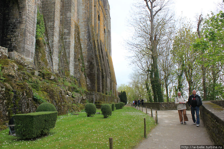 Прогулочная дорожка у жилых корпусов аббатства. Мон-Сен-Мишель, Франция
