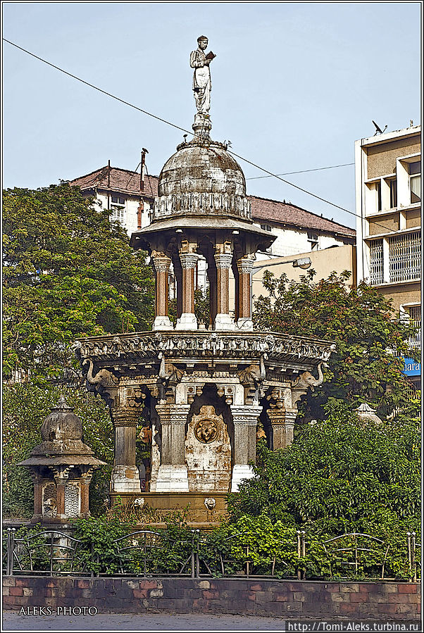 Памятник прихватил заодно...
* Памятник прихватил заодно...
*