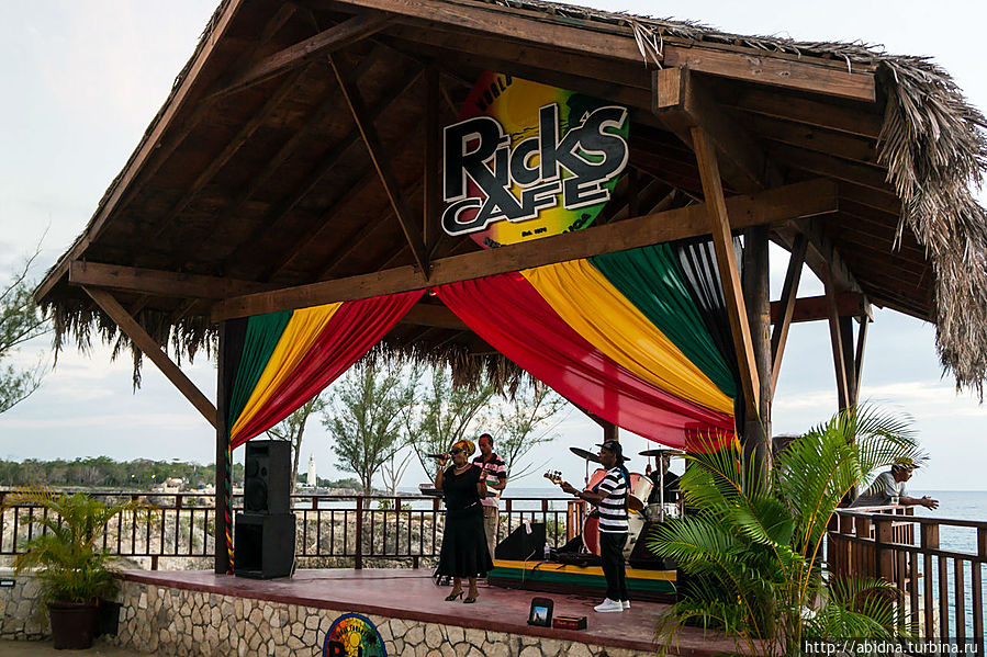 Местные музыканты исполняют регги Местные музыканты исполняют регги