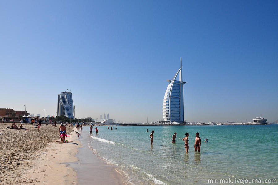 Но вернемся к пляжу. Вход на пляж свободный. Береговая линия Jumeira Open Beach достаточно широкая. Аренды зонтов и лежаков я здесь не заметил, поэтому их лучше взять напрокат в отеле. Песок мелкий, но довольно приятный. Дубай, ОАЭ