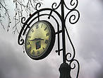 Часы с гербом в центре города