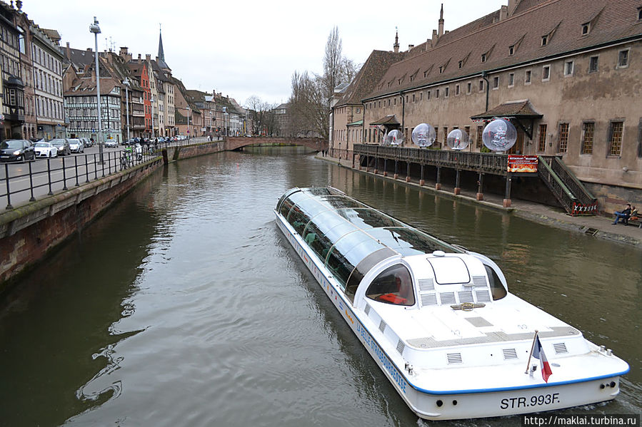 При желании по речке вполне можно прокатиться на туристическом кораблике. Страсбург, Франция