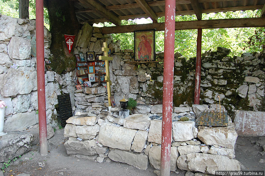 Могила Святого Василиска Команского Команы, Абхазия