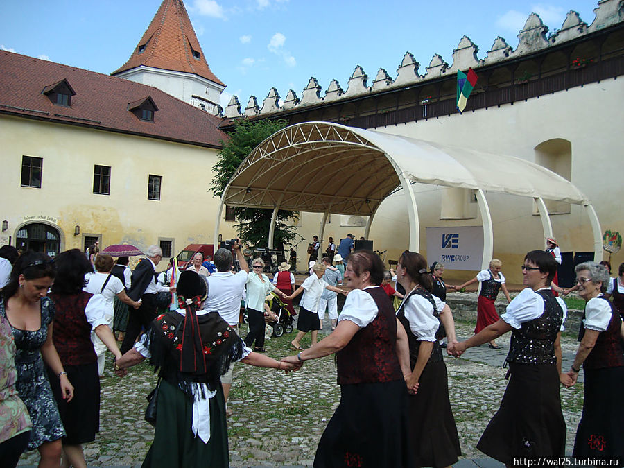 Пляски и хороводы во дворе замка Пляски и хороводы во дворе замка