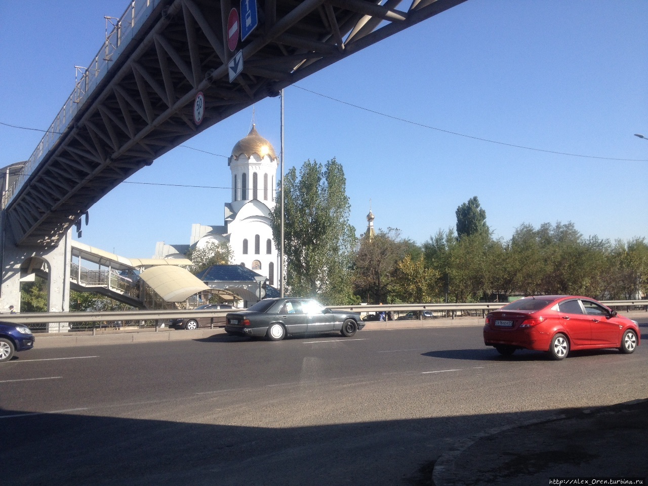 Церквей понастроили в новых районах. А современные магистрали как реки, через них строят мосты. Алматы, Казахстан
